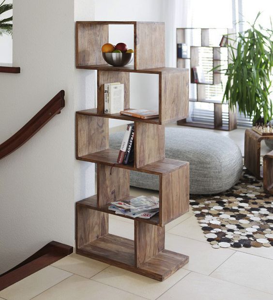 Kệ gỗ trang trí phòng khách này được tạo nên từ các khung hình chữ nhật xếp chồng lên nhau theo cấu trúc zic zắc tuy đơn giản mà đẹp