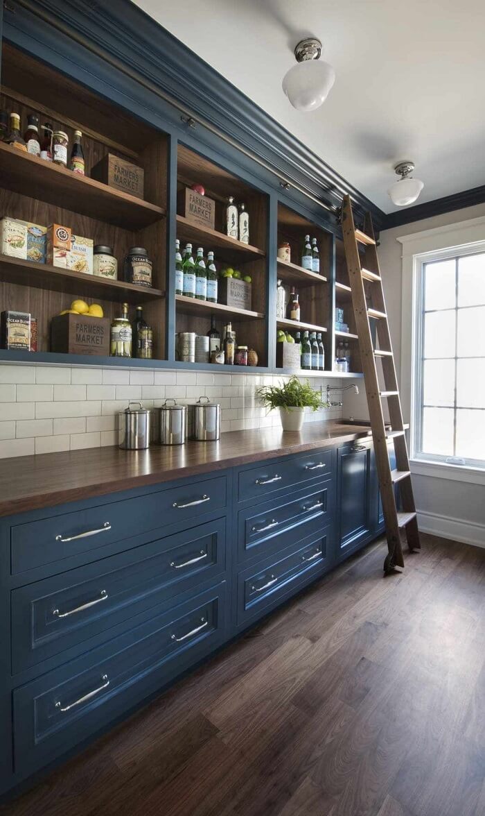 Tủ bếp đựng đồ khô màu xanh được thiết kế với nhiều ngăn kéo tăng sự tiện dụng