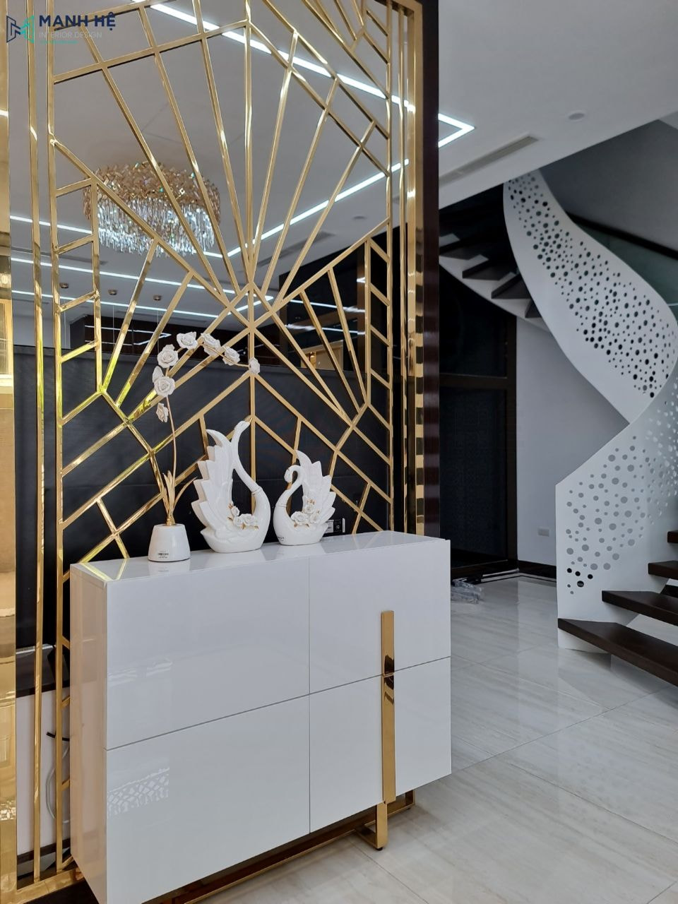 Phía trước bố trí thêm kệ tủ trang trí kết hợp vách kính thủy trang trí