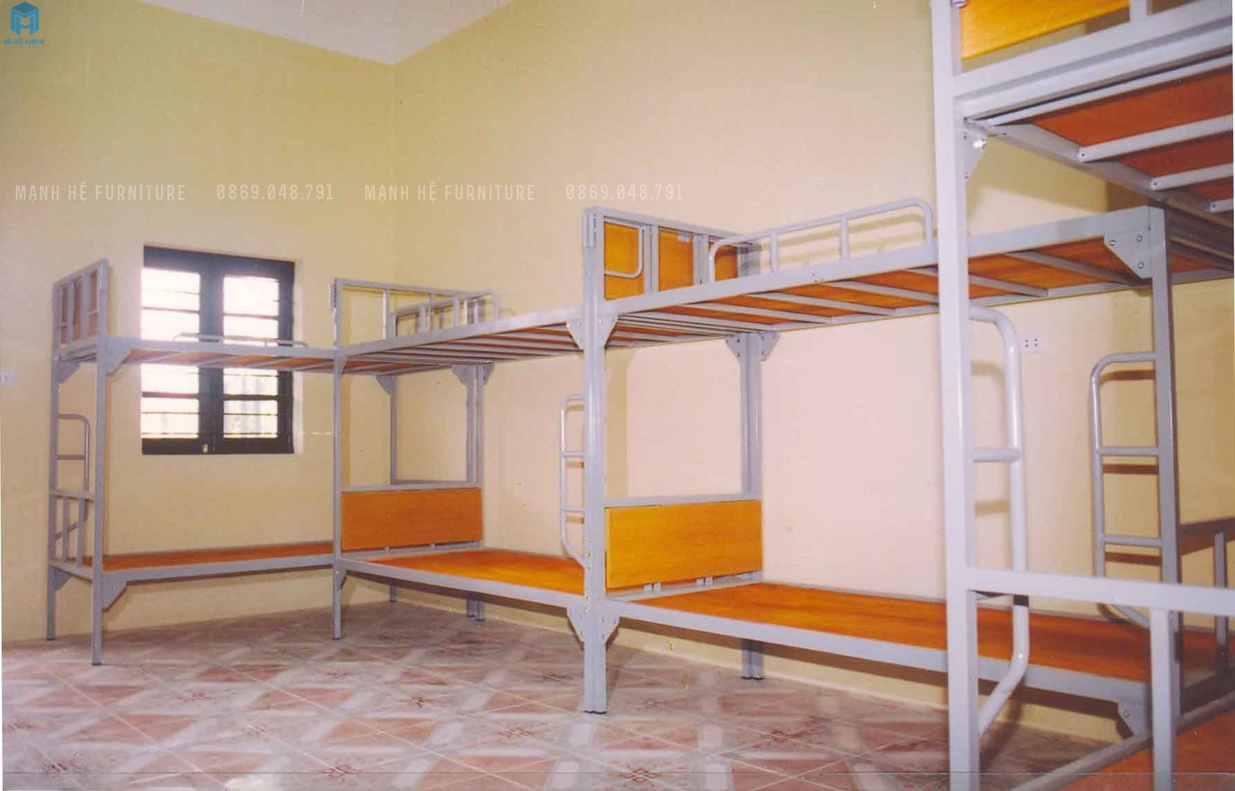 giường taagf bằng sắt trong ký túc xã