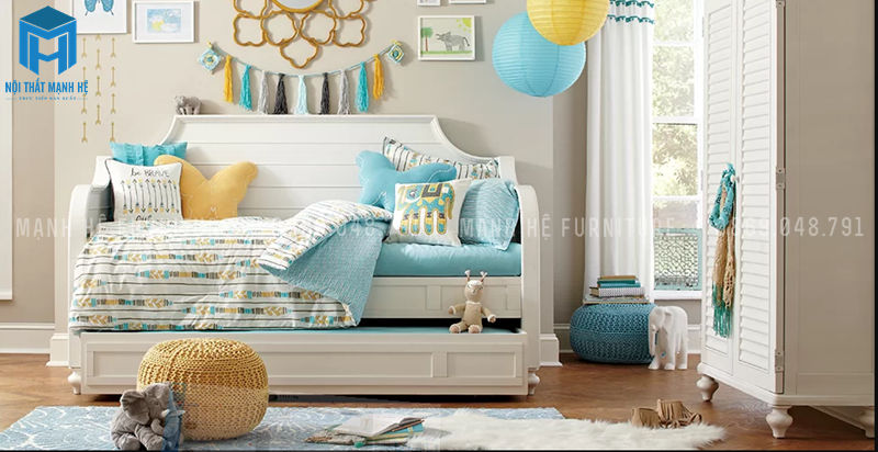 Sử dụng quả cầu, tranh và các vật dụng handmade Trang trí phòng ngủ bé gái