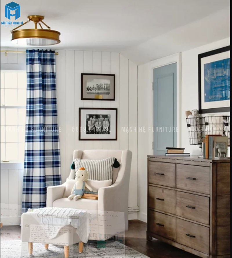 Tranh treo tường, ghế, rèm cửa sổ trang trí phòng ngủ cho bé gái