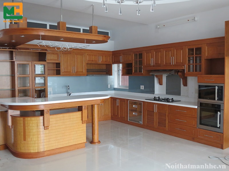 tủ bếp với quầy bar lớn