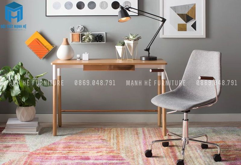 Bàn làm việc đơn giản đặt giữa căn phòng có màu sắc hài hòa, đẹp mắt