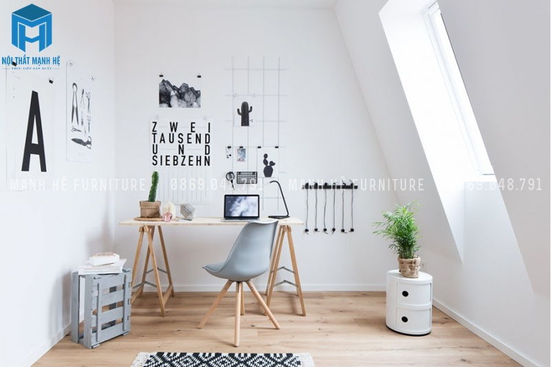 Với căn phòng có diện tích nhỏ, chiếc bàn làm việc có kích thước nhỏ nhỏ phù hợp với không gian căn phòng
