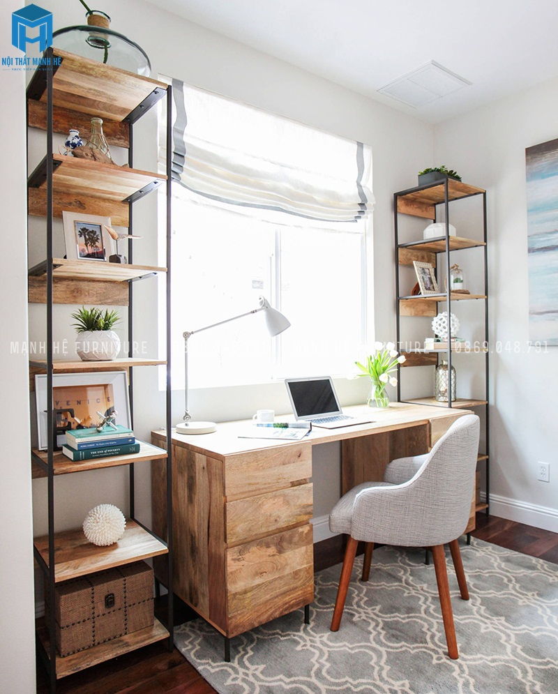 Bàn làm việc bằng gỗ tự nhiên mang vẻ đẹp mộc mạc, đơn sơ