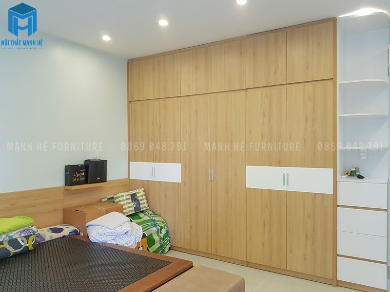 Tủ quần áo rộng lớn kết hợp kệ trưng bày tiện lợi, tiết kiệm diện tích