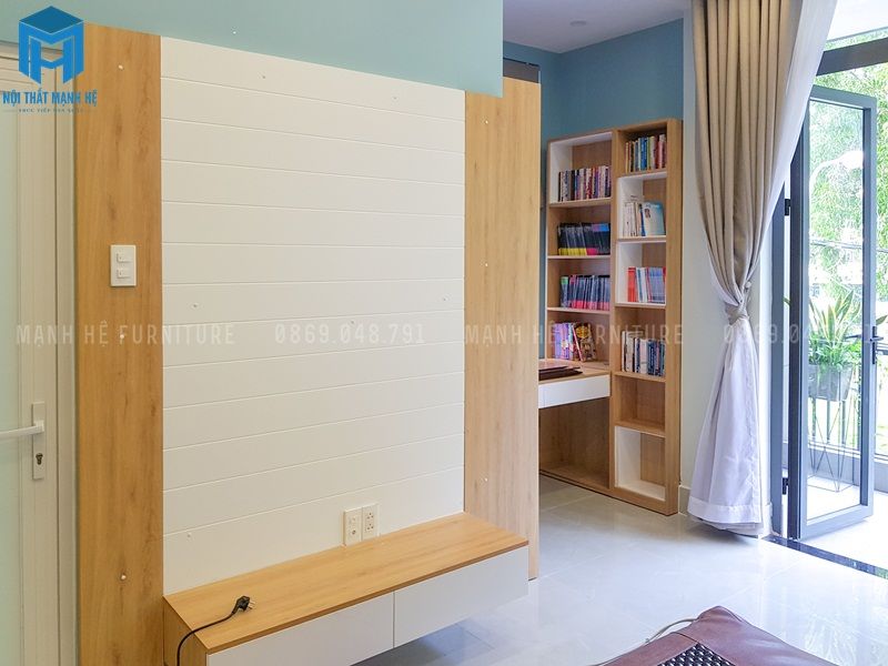 Phòng ngủ trang bị kệ ti vi, kệ đựng sách hiện đại, tiện nghi