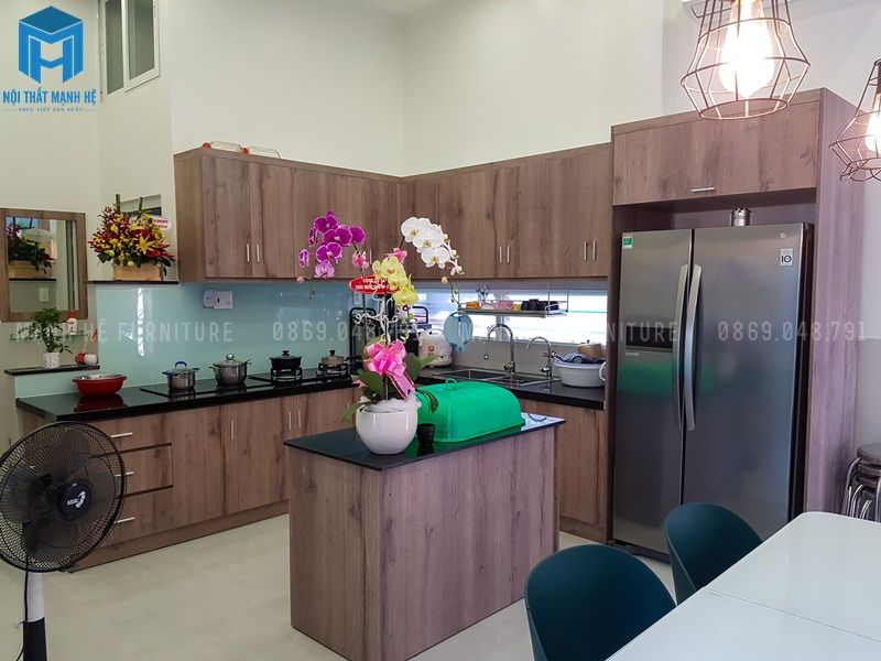 Tủ bếp thiết kế hình chữ L rộng rãi, tiện nghi