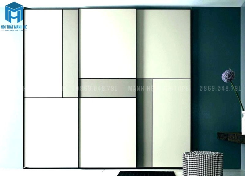 Tủa quần áo cửa lùa 3 cánh, thiết kết độc đáo, sử dụng màu trắng vàng để sơn cho chiếc tủ tạo nên vẻ đẹp sang trọng, đẳng cấp