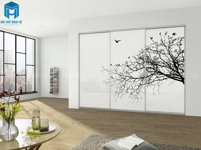 Tủa quần áo 3 cánh có ray trượt, thiết kế âm tường, vẽ trang trí hình 3d có cây, chim chóc và đằng xa xa là ngọn núi, con sông