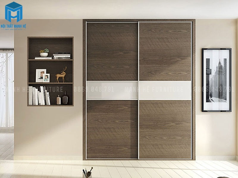 Tủ quần áo cửa lùa 2 cánh được thiết kế âm tường, màu vân gỗ đậm tự nhiên viền trắng xung quanh sang trọng, hiện đại