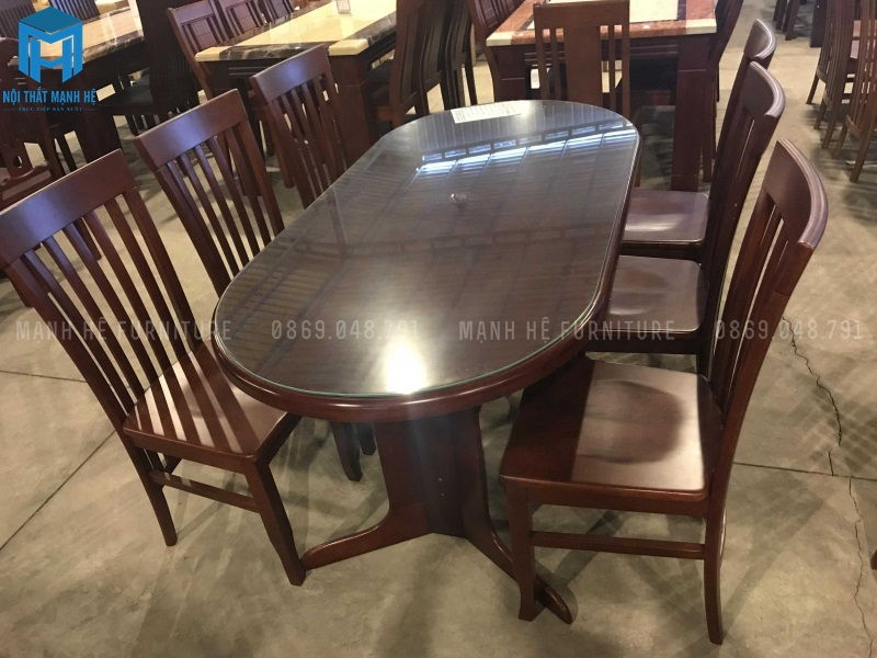 bàn ăn hình oval 6 chỗ ngồi làm bằng gỗ tự nhiên, thể hiện sự sang trọng của gia chủ
