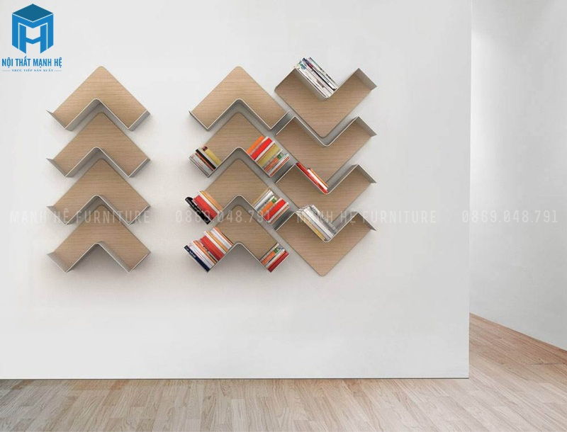 Kệ treo hình dấu ^ tạo điểm nhấn khác biệt cho phòng khách