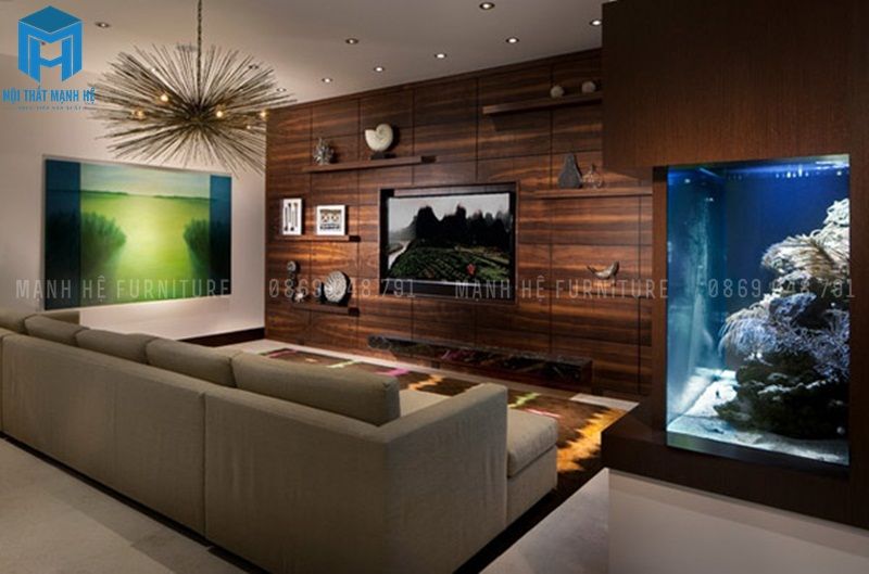 Sử dụng gỗ tự nhiên để trang trí tường phòng khách khiến căn hộ trở nên sang trọng, đẳng cấp