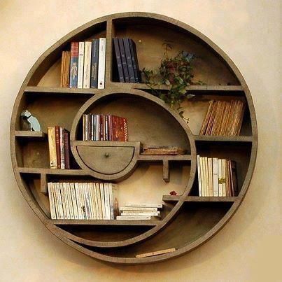 Mẫu kệ trang trí phòng khách hình xoắn ốc sẽ khá phù hợp với những căn phòng có thiết kế theo phong cách vintage