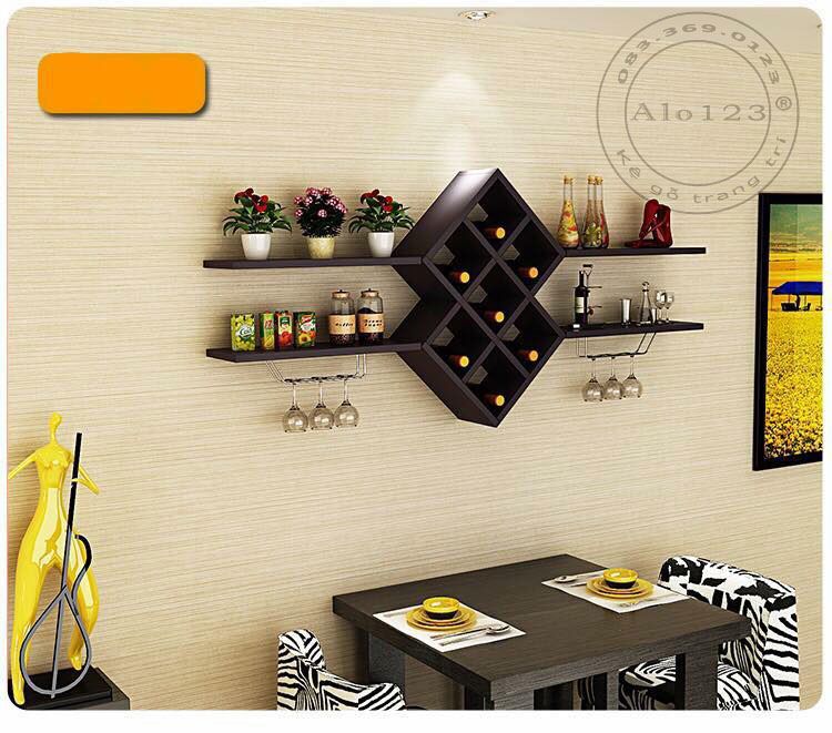 Kệ trang trí phòng khách sử dụng 4 thanh ngang làm kệ đựng đồ, các ngăn giữa là những hình thoi lồng ghép vào nhau rất thẩm mỹ