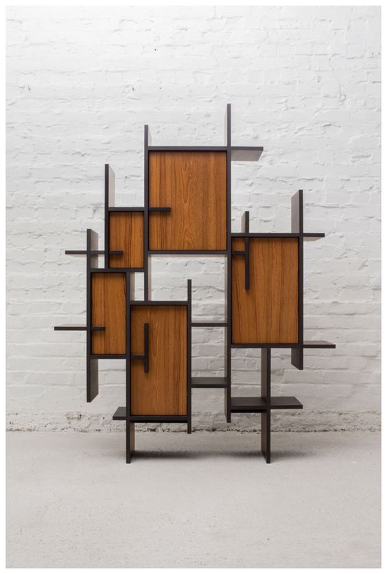 Kệ trang trí sử dụng hai chất liệu gỗ đan xen vào nhau tạo điểm nhấn khác biệt. Phong cách thiết kế mang đậm hơi hướng cổ trang