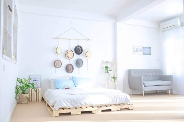 Giường pallet đơn giản, bố trí một chiếc nệm và những vật dụng trang trí phòng ngủ mộc mạc mà thoải mái, nhẹ nhàng, tạo cảm giác bình yên cho chủ nhân