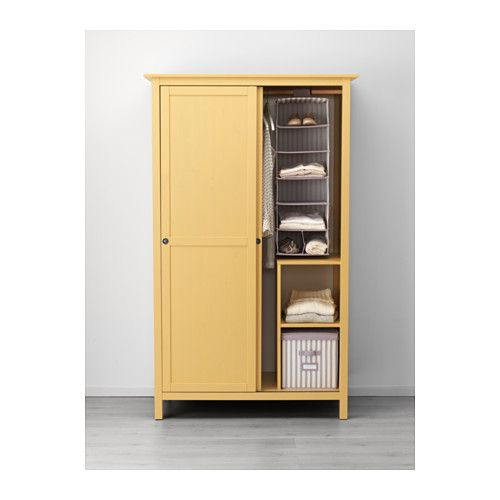 Tủ gỗ tự nhiên nhỏ gọn được sơn vàng nổi bật, cánh cửa lùa giúp bạn dễ dàng mở tủ, tiết kiệm không gian phòng ngủ