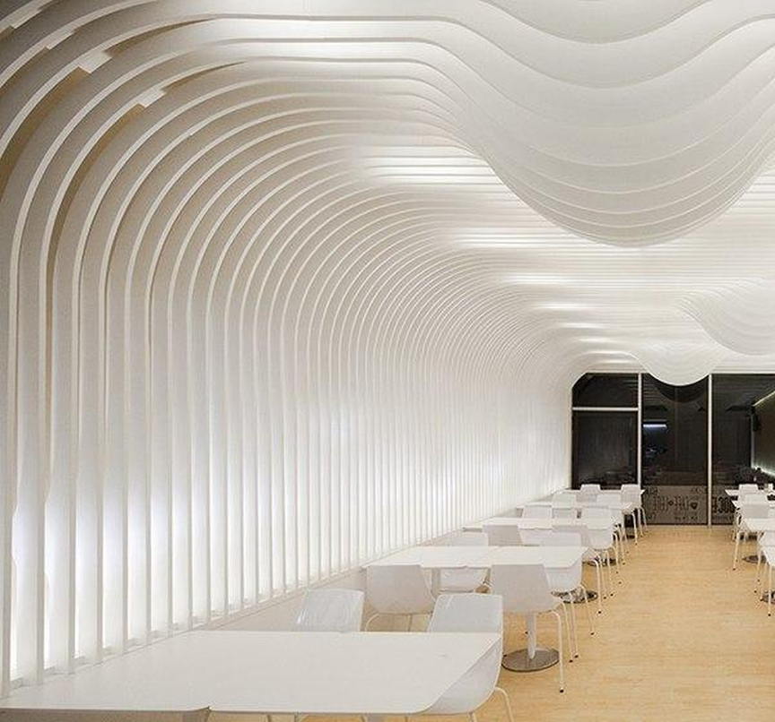 Thi công vách ngăn thạch cao với đường nét uốn lượn, tạo nên vẻ đẹp độc đáo cho không gian nhà hàng, quán xá