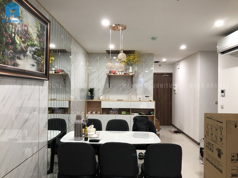 bàn ăn và kệ trang trí