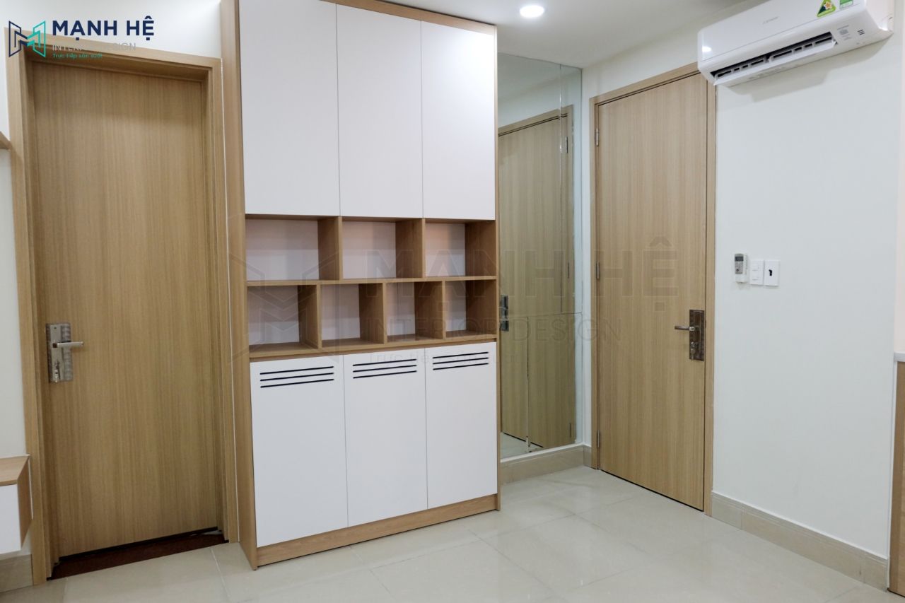 Gương phong thủy cạnh cửa ra vào