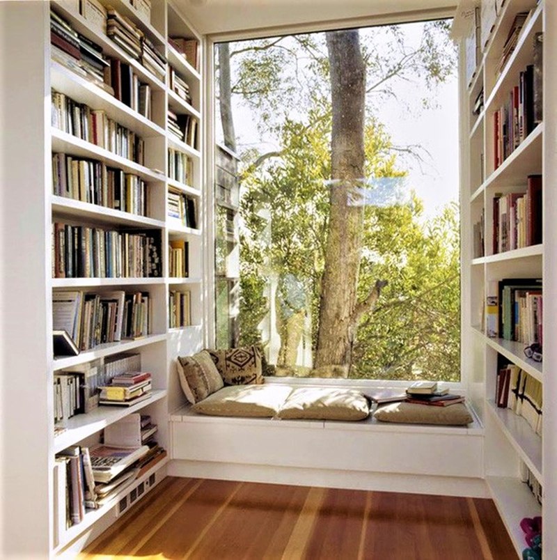 Phòng đọc sách thiết kế bệ ngồi bên cửa sổ