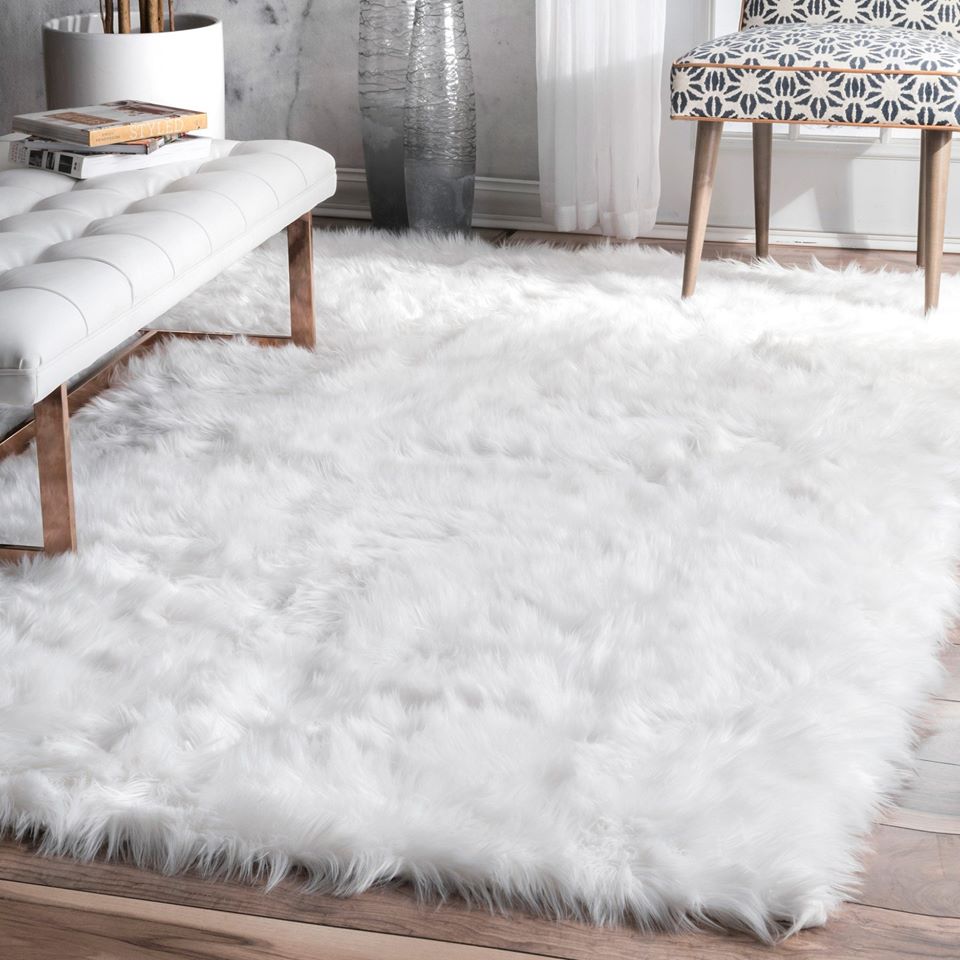 Thảm lông trắng trải sàn phòng khách sang trọng