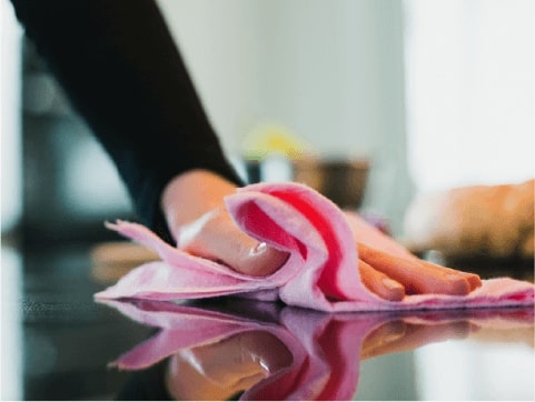sử dụng khăn thật mềm để lau