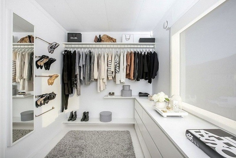 Phòng thay đồ đơn giản với giá reo quần áo