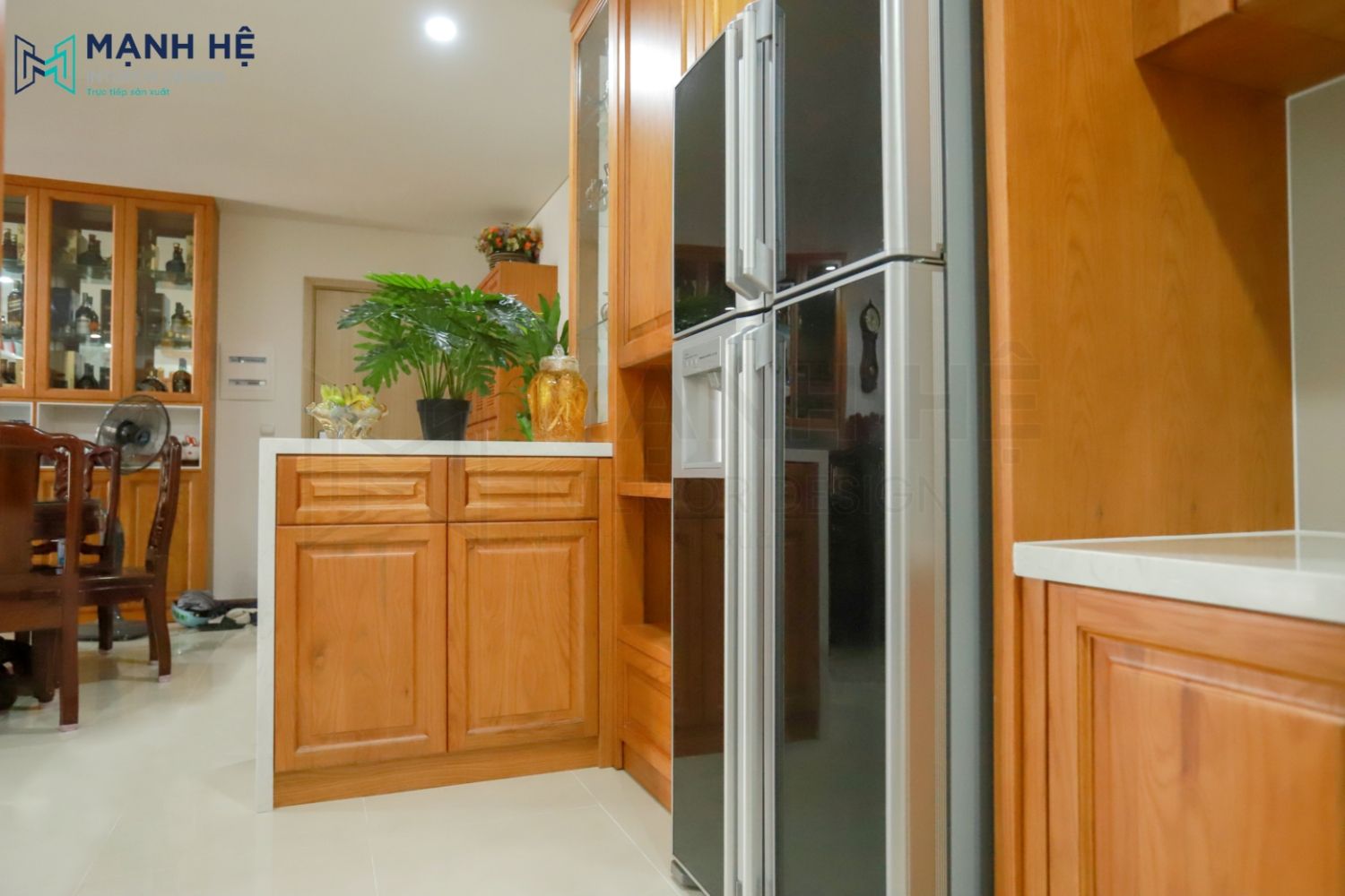 Tích hợp tủ đựng đồ bên trong bàn đảo bếp