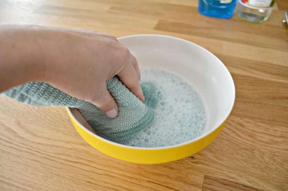Làm sạch nội thất với xà phòng và nước ấm