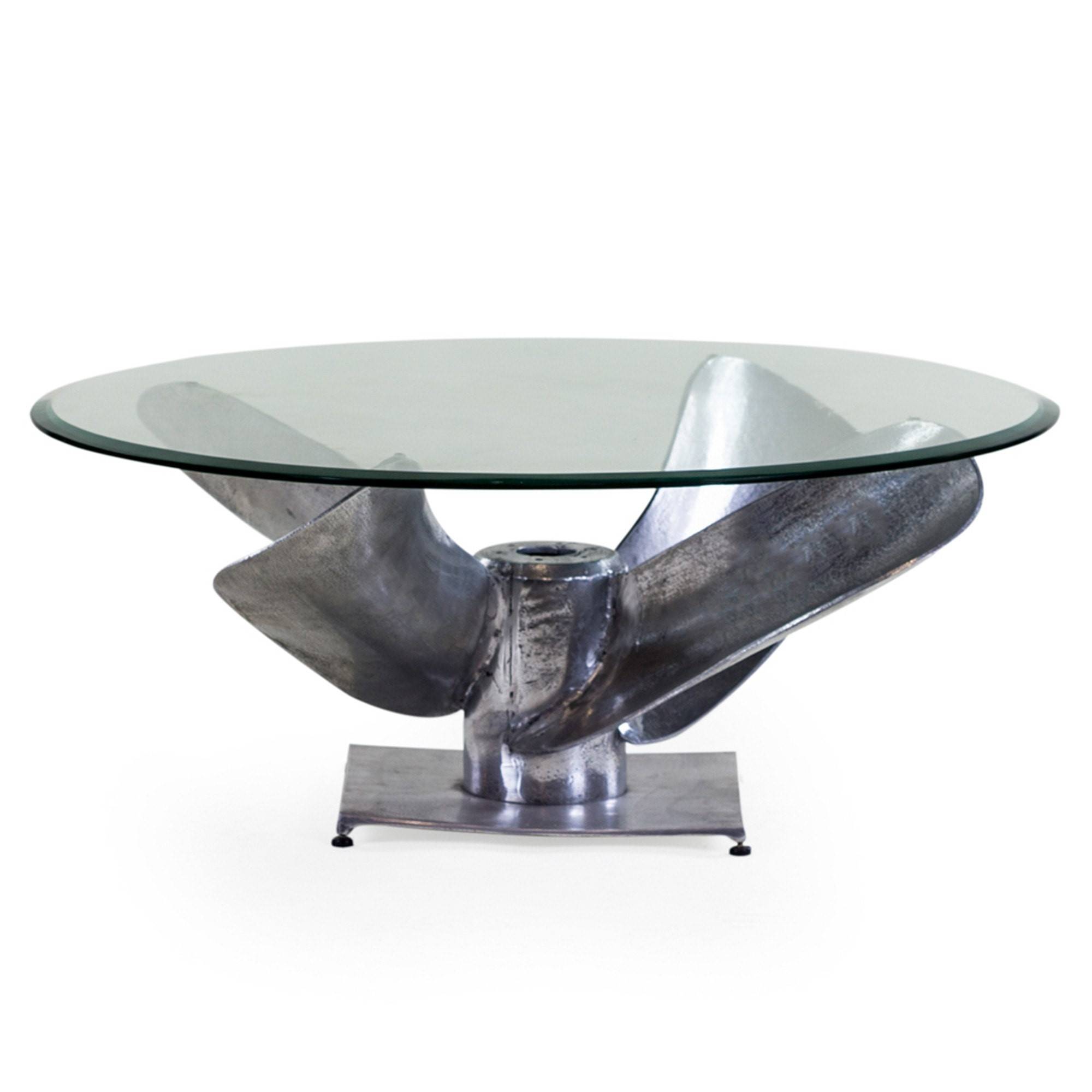 Bàn trà mặt kính có chân bàn tách rời phần mặt bàn giúp dễ di chuyển đến nhiều không gian trang trí khác nhau
