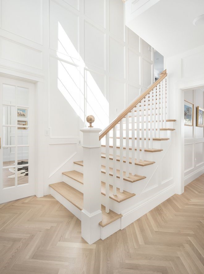 Thiết kế cầu thang trụ vuông gỗ tự nhiên sơn trắng