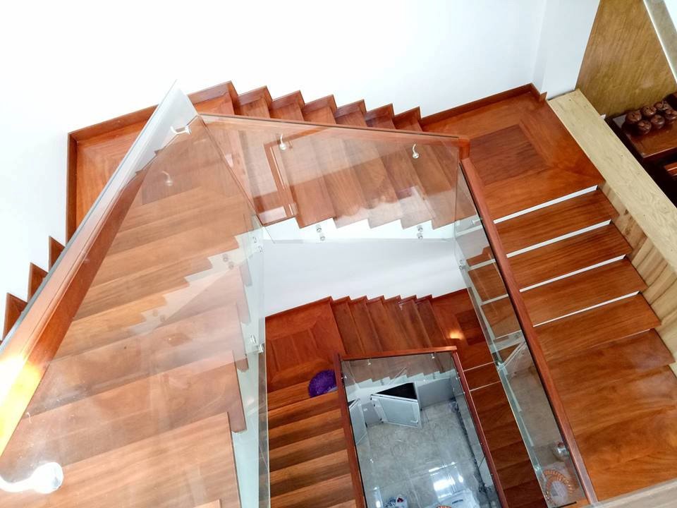 Cầu thang ốp gỗ gõ