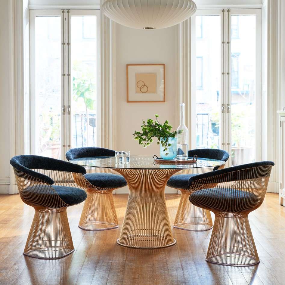 Mẫu 17: Ấn tượng, độc đáo với bộ bàn ăn mặt kính tròn hiện đại có chân bàn và ghế bằng chất liệu inox mạ vàng cao cấp