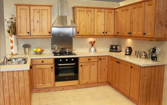 Hệ tủ bếp làm từ gỗ thông ghép không có độ thẩm mỹ cao bằng các loại gỗ tự nhiên khác những vân gỗ sáng và mang lại cảm giác ấm cúng
