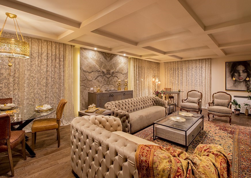 Bộ ghế sofa bàn trà lớn chính là điểm nhấn thu hút thể hiện sự hoành tráng của phòng khách biệt thự cổ điển này