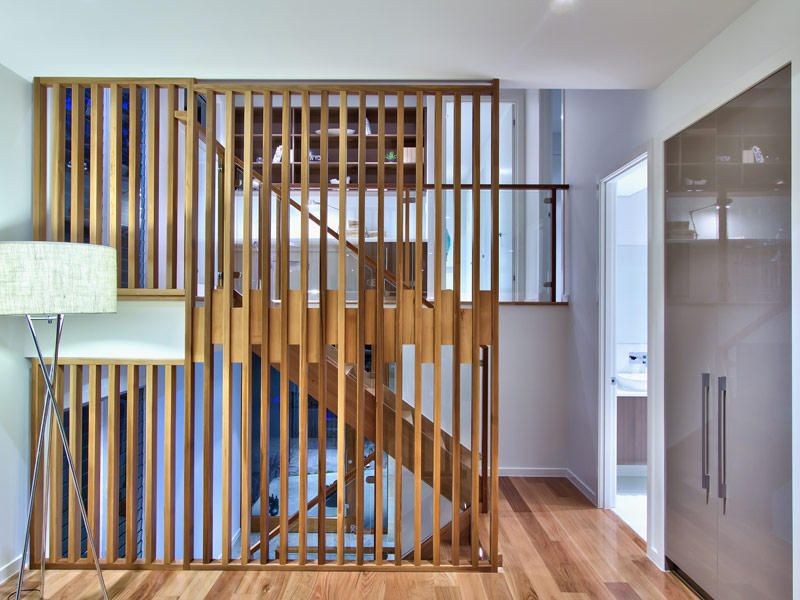 Lam cầu thang gỗ tự nhiên trang trí phòng khách