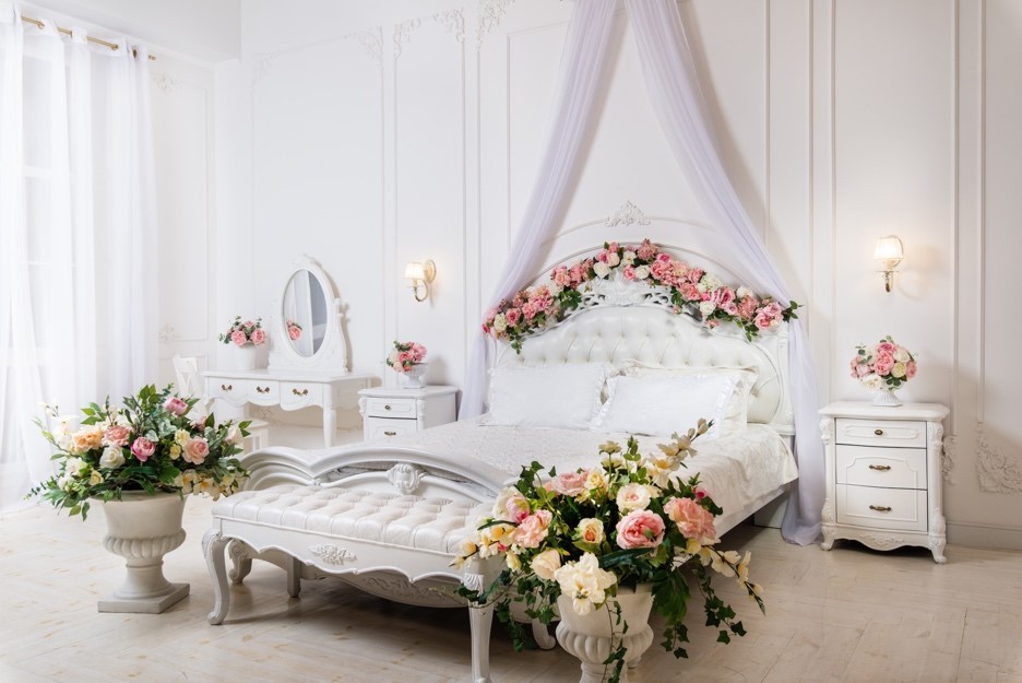 Trang trí phòng cưới với hoa tươi