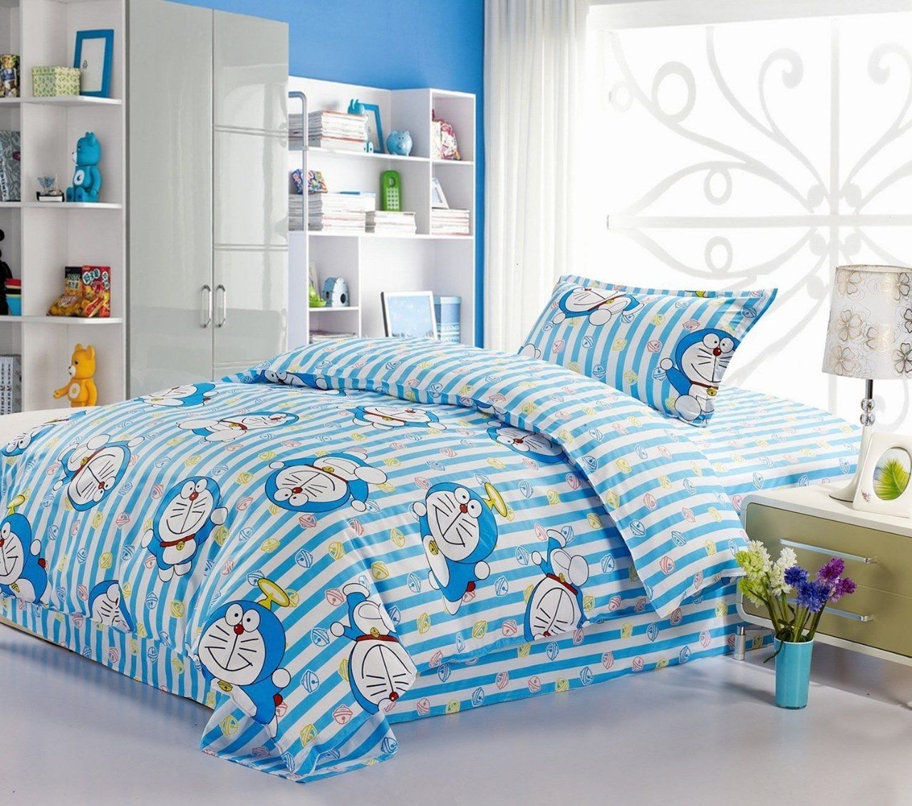 Không gian phòng ngủ Doremon màu xanh năng động, dễ thương dành cho bé yêu