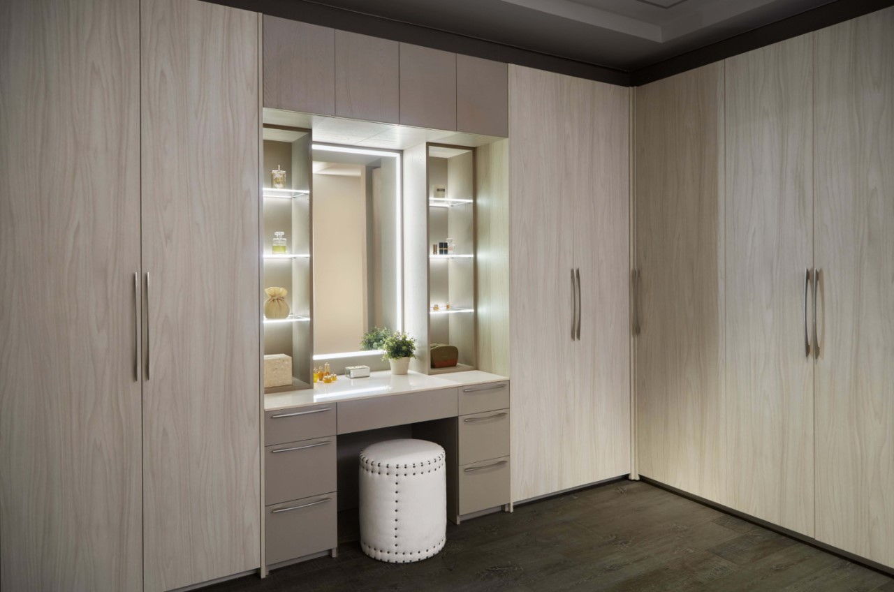 Hệ tủ quần áo chữ L kết hợp bàn trang điểm tiện nghi, phù hợp cho phòng thay đồ riêng hoặc phòng ngủ 20m2-30m2