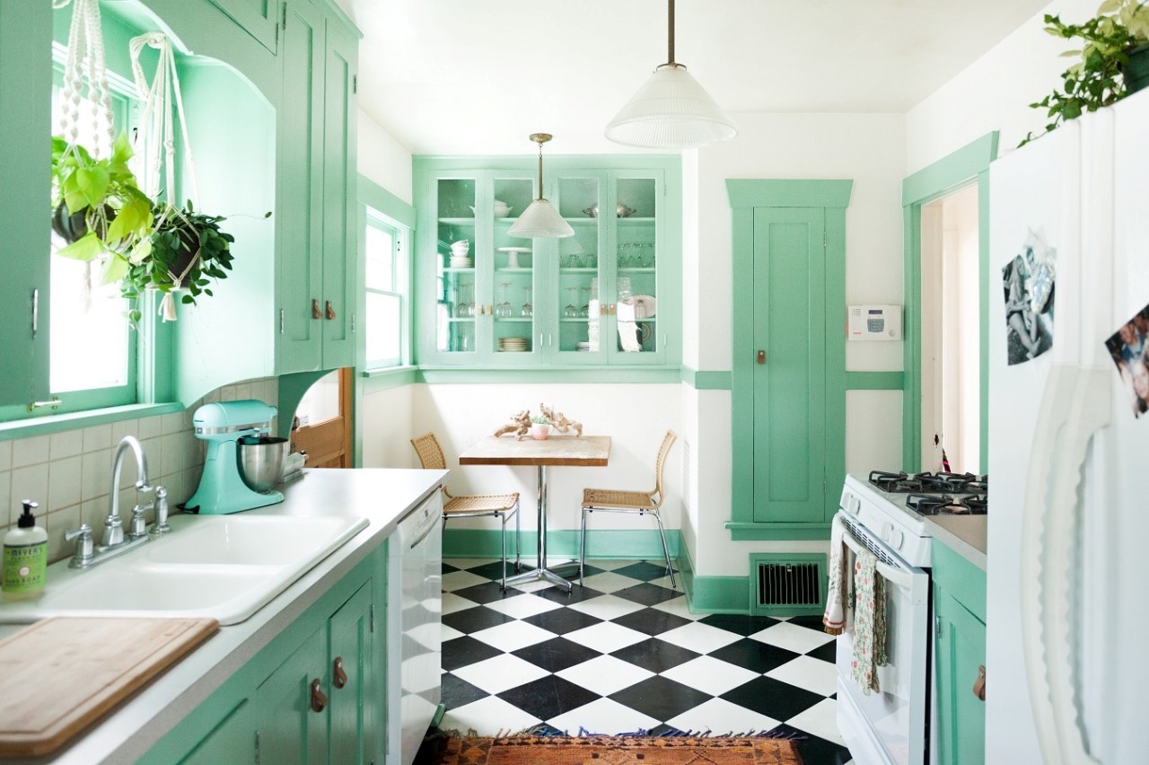 Thiết kế phòng bếp phong cách retro gam màu xanh đặc trưng