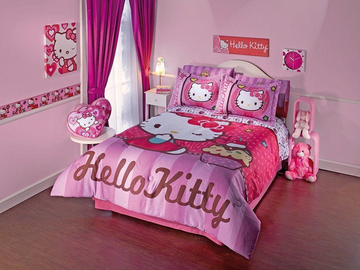 Giường ngủ hello kitty kết hợp rèm màu hồng mộng mơ