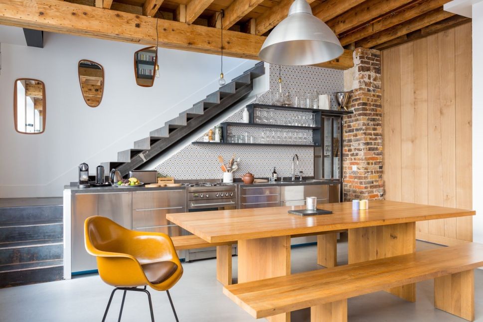 Tủ bếp gầm cầu thang từ nhôm kính hiện đại cho phòng bếp