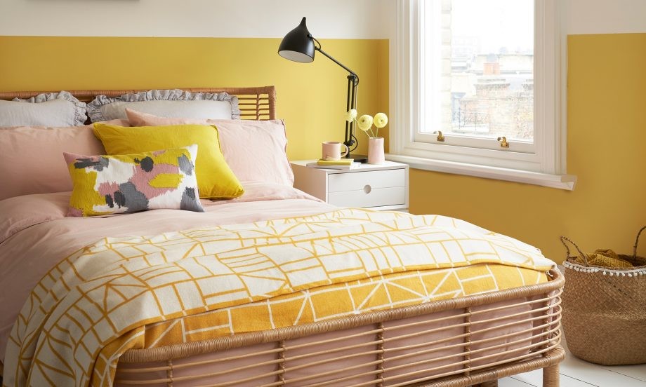 Không gian phòng ngủ trở nên ấm cúng hơn với gam màu vàng nhẹ nhàng