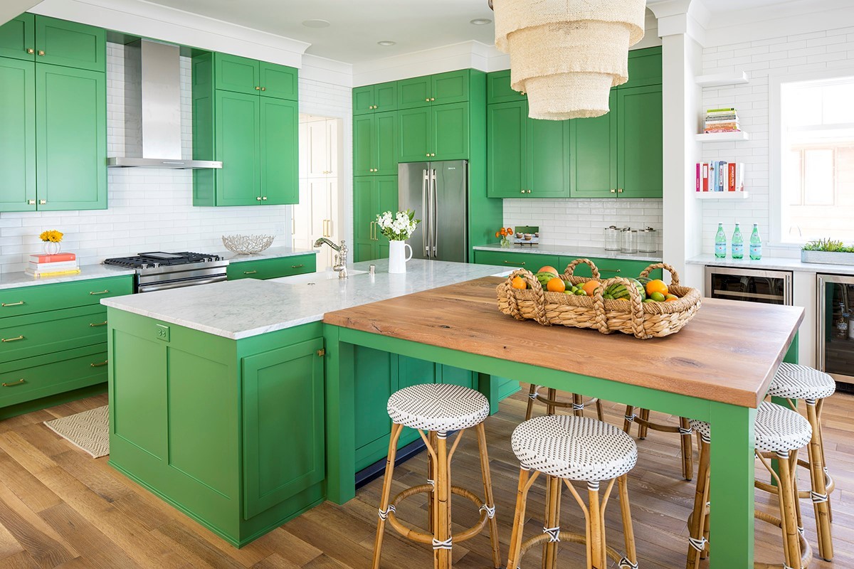 Tủ bếp màu xanh lá cây tươi sáng cho cả căn bếp