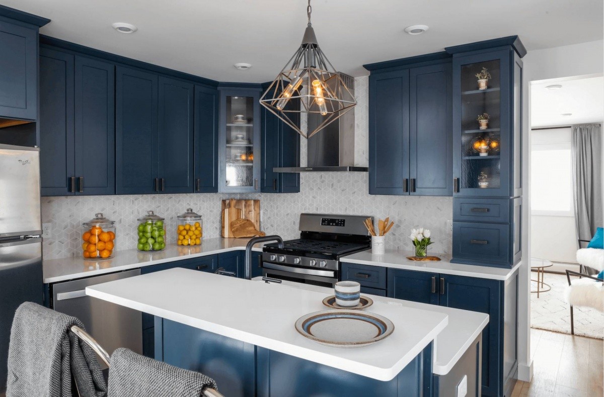 Tủ bếp màu xanh coban đậm theo phong cách tân cổ điển