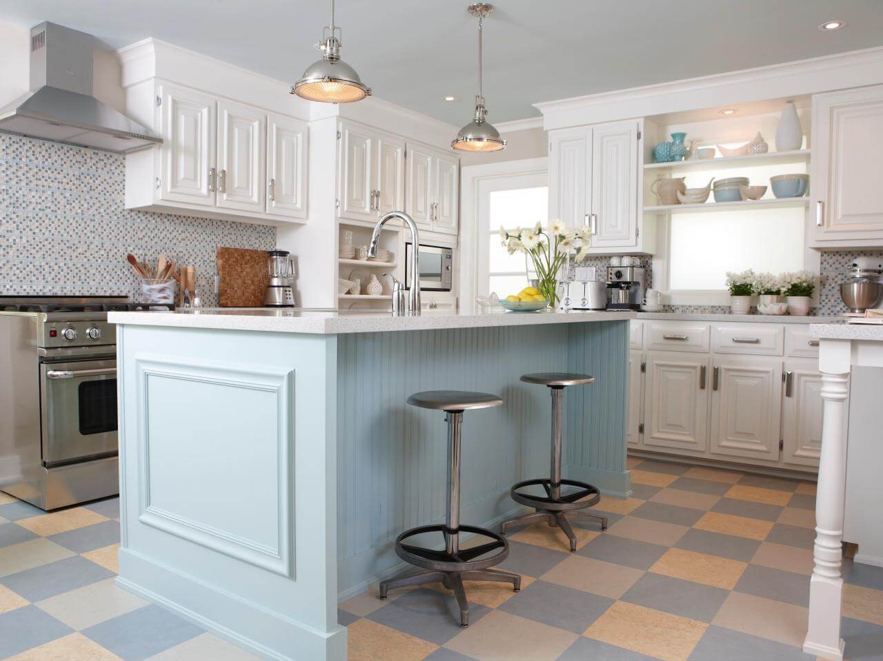 Tủ bếp màu xanh ngọc kết hợp với gam màu trắng nhẹ nhàng, xinh xắn
